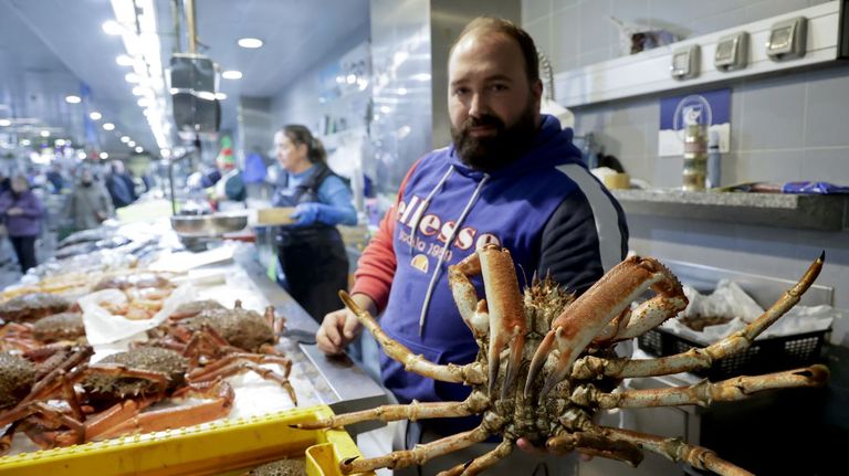 Percebes hasta 300 euros y sin apenas almejas en la plaza de Lugo de A Coruña a un día de Nochebuena