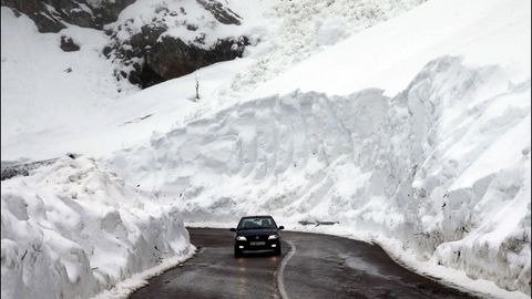 La carretera del puerto asturiano de San Isidro bajo la nieve
