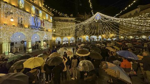 Ambiente navideo en la plaza Mayor de Ourense.