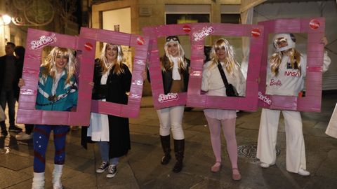 Cinco Barbies retratadas en la noche de comadres de Ourense.