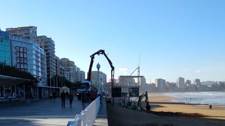 Trabajos de cimentación de la caseta de Salvamento de la playa de San Lorenzo