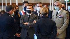 Macron, durante una visita a la brigada de bomberos de Paris