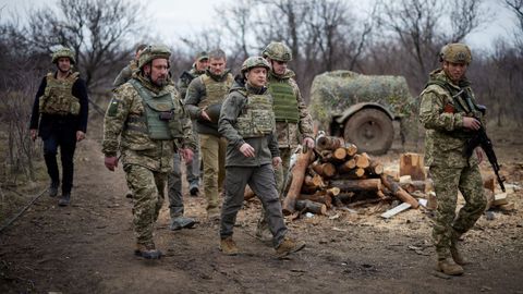 El presidente Volodimir Zelenski visit a las tropas ucranianas en el frente con los separatistas de Donbs