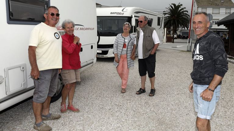 Moncho García Chavarría, a la derecha, con autocaravanistas en su área Atalaia Camper