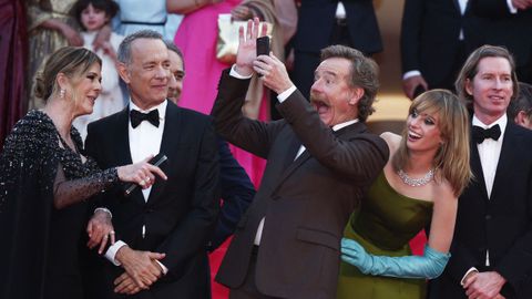 Rita Wilson, Tom Hanks, Bryan Cranston, Maya Hawke y Wes Anderson, en Cannes.