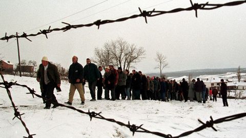 Un grupo de albaneses, en fila para presentar sus respetos a la familia de dos vctimas de un brote de violencia tnica en Kosovo.