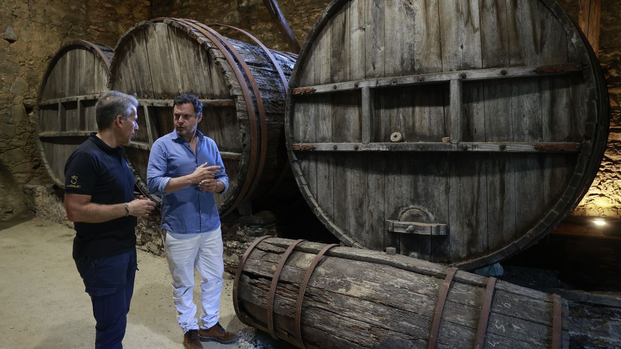 Guillermo Hermo y Manuel Bellod, gerente y propietario del Pazo de la Cuesta, junto a las barricas en las que se elaboraba el vino antiguamente
