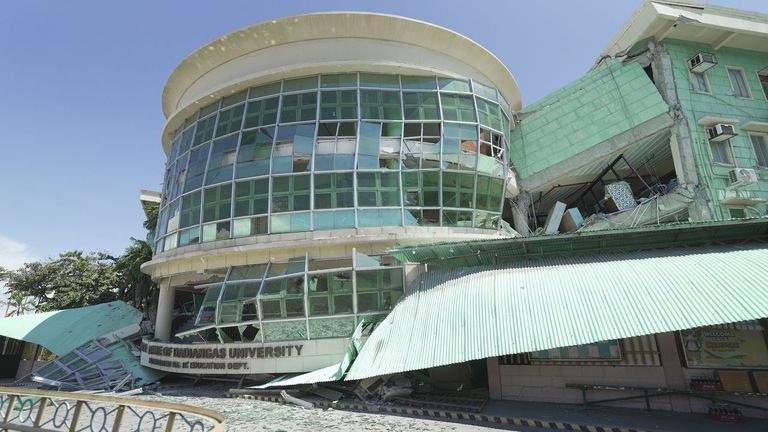 Un terremoto en Filipinas deja al menos 32 muertos y obliga 