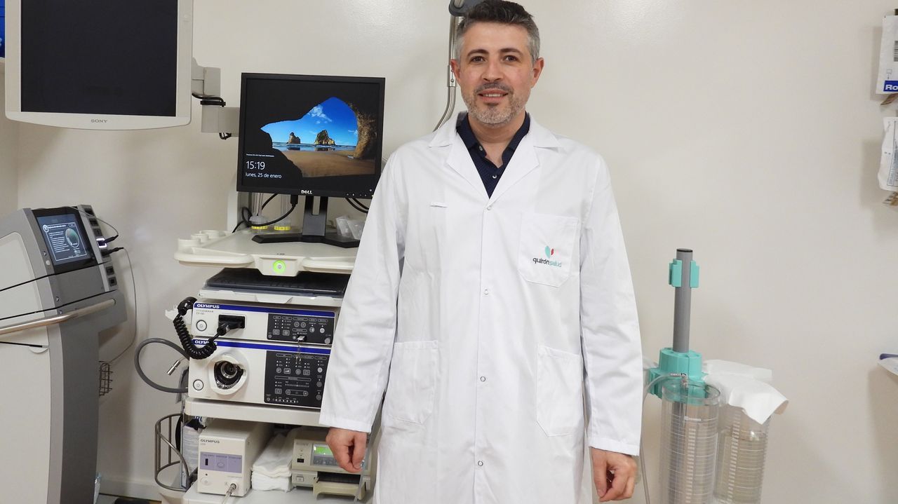 Kitesurf en A Illa.Embarcaciones de marisqueo trabajando agrupadas en Os Lombos do Ulla