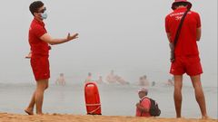 Personal de los equipos de socorrismo de Gijn, vigilan el bao de los usuarios de la playa de San Lorenzo