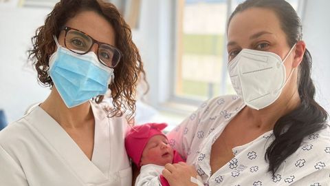 Chloe, ltimo beb en nacer en el 2021, con su madre Leticia