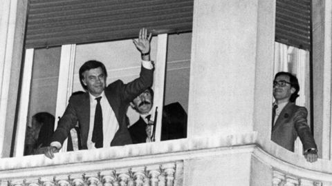 Felipe Gonzlez saluda desde uno de los balcones del hotel Palace, con Alfonso Guerra al fondo, tras conseguir el triunfo en las elecciones de 1982
