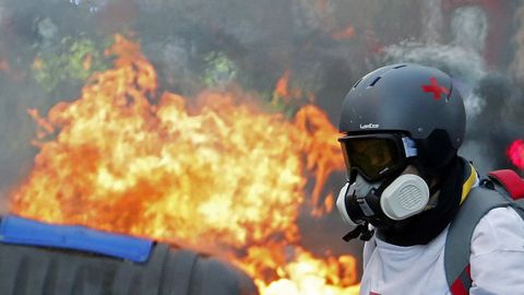 Un manifestante con una mscara de gas en Toulouse