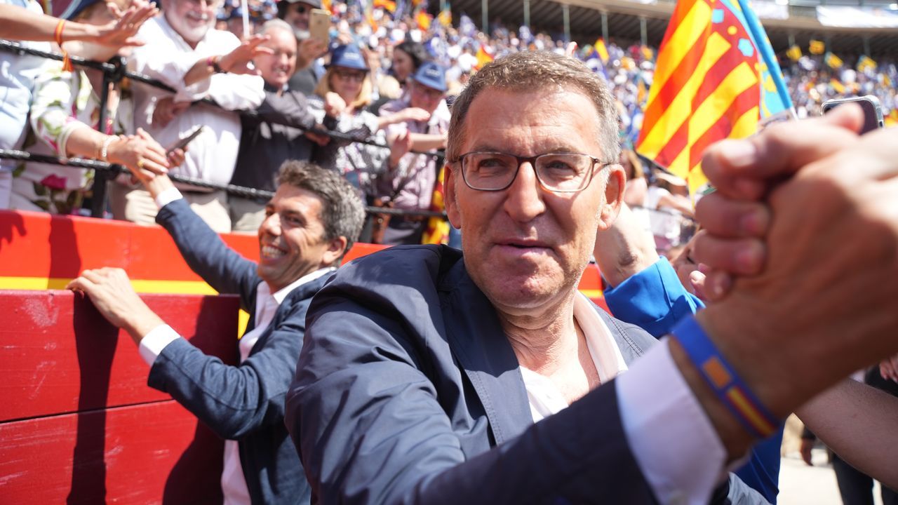 Mira aqu las imgenes del debate electoral de Ribeira.Feijoo en la plaza de toros de Valencia en un acto electoral del PP.