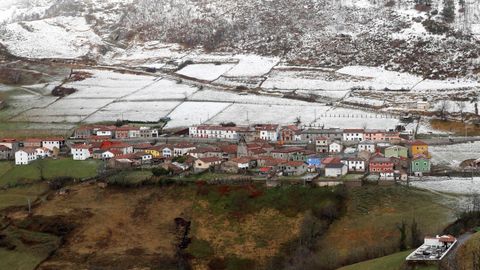 El pueblo de Pajares parcialmente cubierto por la nieve