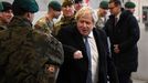 El primer ministro del Reino Unido, Boris Johnson, saluda a las tropas durante una visita a la base militar de Warszawska Brygada Pancerna, cerca de Varsovia 