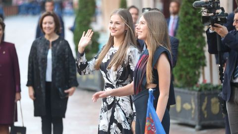 Por la izquierda, la princesa Leonor y la infanta Sofa posan a su llegada al concierto de los Premios Princesa de Asturias en Oviedo.