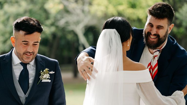 De profesión, oficiante de bodas: «Dejar la ceremonia en manos de un familiar es un arma de doble filo»