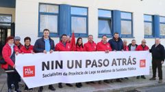 Miguel Tom, con otros integrantes del PSOE frente al centro de salud de A Pobra de San Xiao, en Lncara