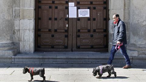 Un letrero en la puerta de la iglesia de la Compaa, en Monforte, avisa que no habr misas hasta nuevo aviso