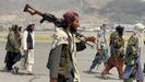 Las fuerzas talibanes patrullan en una pista del aeropuerto de Kabul un da despus de la retirada de las tropas estadounidenses. 