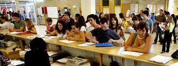 En Galicia hay ms de 60.000 estudiantes en las tres universidades del la comunidad, que pagan unos 900 euros anuales por la matrcula sin repeticiones. 