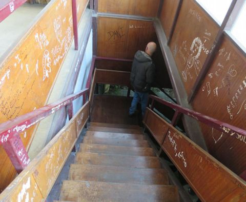 Aspecto de las escaleras de acceso a la planta superior de la estacin de autobuses. 