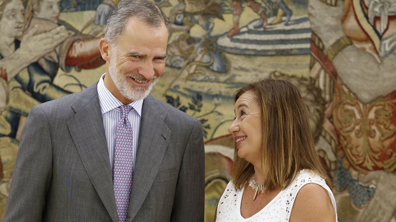 El rey concentrar� la ronda de consultas en dos d�as Feijoo y S�nchez ir�n el martes a Zarzuela.Una mujer consulta su tel�fono m�vil en una sala de aeropuerto