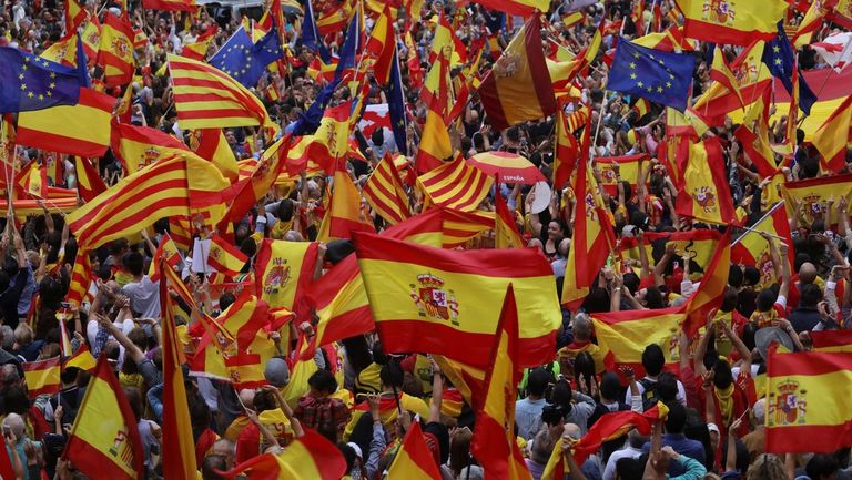 Miles de catalanes, con la Constitución. El 30 de septiembre, el día antes del referendo ilegal. los manifestantes contra el secesionismo desbordaron la plaza de Sant Jaume. Llevaban banderas españolas, catalanas y europeas.