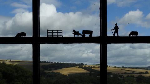 Figuras en miniatura vistas en una ventana de una granja en Inglaterra