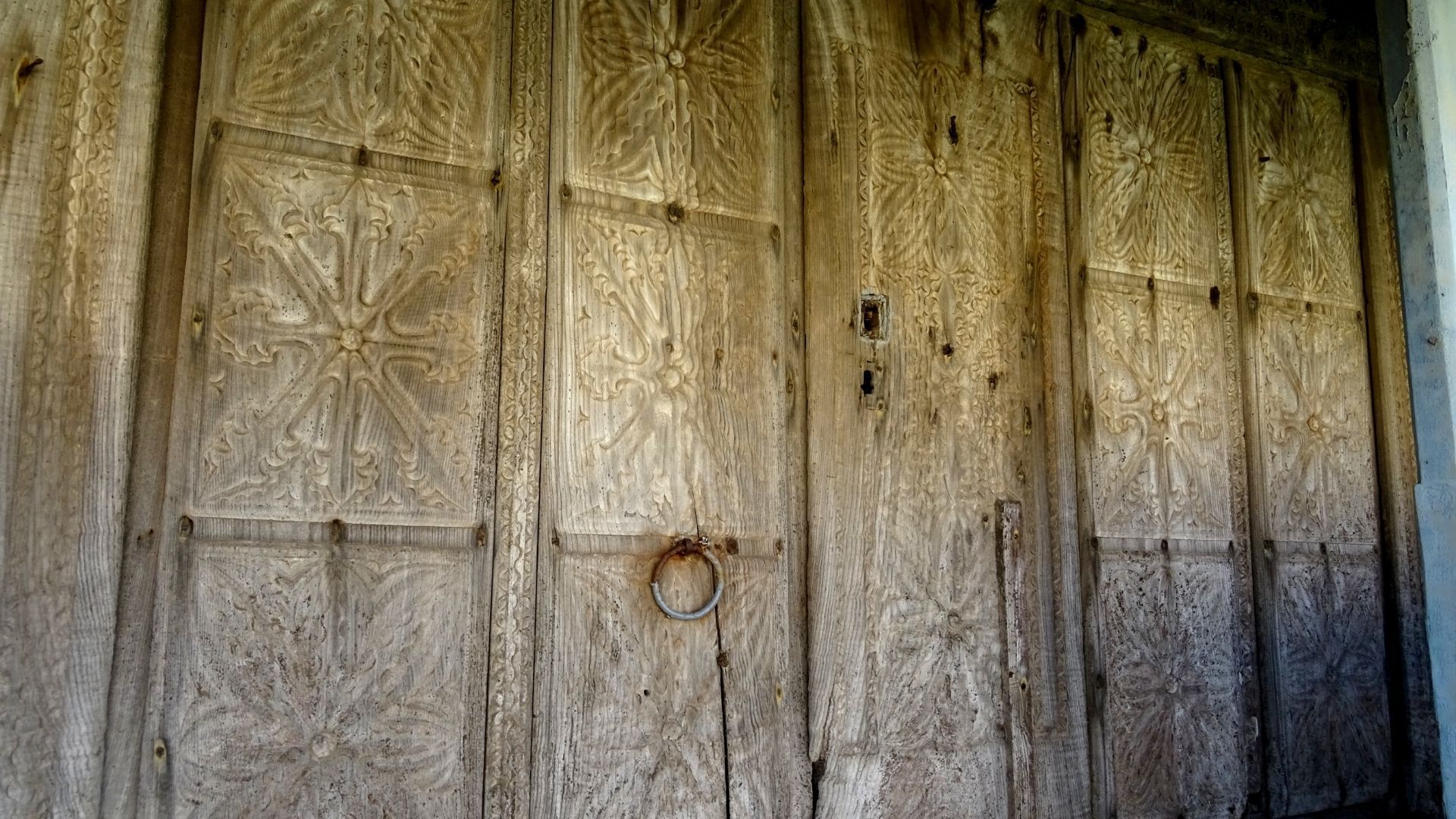 Detalle de las laboriosas tallas en las puertas