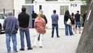 Personas haciendo cola en el punto covid del Hospital Provincial de Pontevedra para hacerse una PCR. 