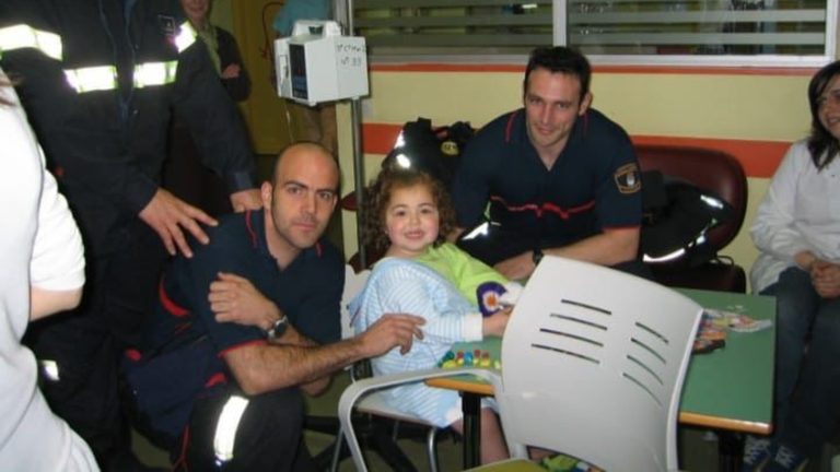 Alba González en uno de sus ingresos hospitalarios cuando era pequeña