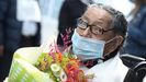 Una mujer de 92 años recibe flores tras curarse del covid en Colombia
