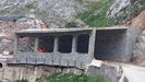 Trabajos de aglomerado para la construcción de viseras antialudes en la carretera entre Cabrales y Poncebos
