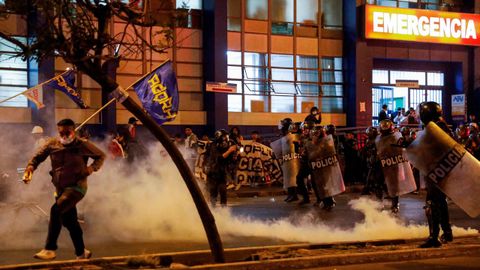 Enfrentamientos entre la policía y manifestantes en Lima.