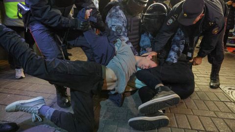 Agentes antidisturbios detienen a manifestantes durante una protesta en Moscú contra la movilización de reservistas