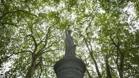 La Fuente del Deseo es parte de la ruta que propone el blog Galician Tales para seguir los pasos de Elisa y Marcela, el primer «matrimonio sin hombre», en A Coruña.