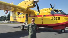 El capitn Juan Conde, ante uno de los aviones del Ejrcito del Aire que pilota para combatir incendios   