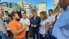 El diputado de Ciudadanos en el Congreso y portavoz de la formación en Asturias, Ignacio Prendes, visita a los trabajadores de Vesuvius en Langreo
