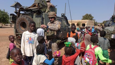 Soldados espaoles de la Brilat, con unos nios en Mali