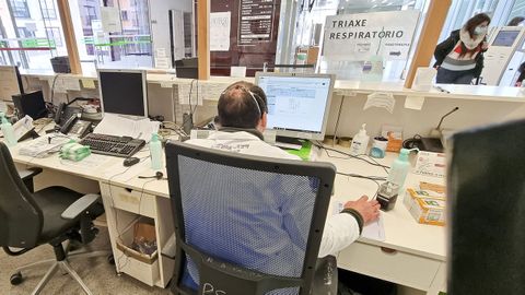 Un administrativo, en el centro de salud de A Parda, en Pontevedra, uno de los siete del área que comenzaron a funcionar con la aplicación XIDE