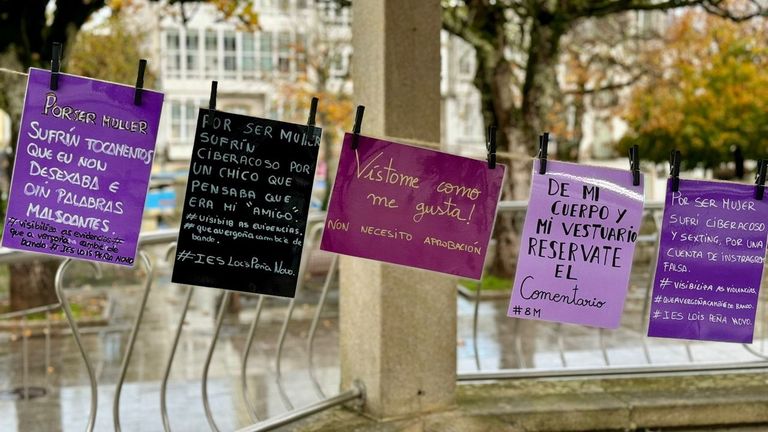 Carteles reivindicativos contra la violencia de género, en los actos celebrados con motivo del 25-N en Vilalba.