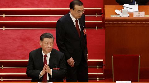 Xi applauds Premier Li Keqiang.