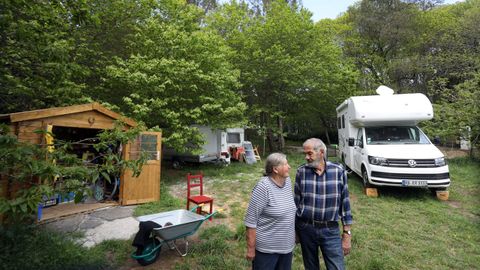 Ursula y Eggert en la finca donde montarán el espacio común junto a su casa, su autocaravana