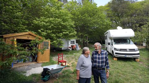 Ursula y Eggert en la finca donde montarn el espacio comn junto a su casa, su autocaravana