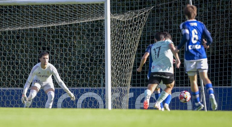 Marco Suárez, en la portería, durante el Vetusta-Covadonga