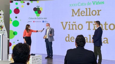 Entrega del premio al mejor tinto de Galicia al representante de la bodega Petrón