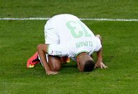 El argelino Islam Slimani celebra arrodillado, mirando al suelo, el gol a Rusia. 