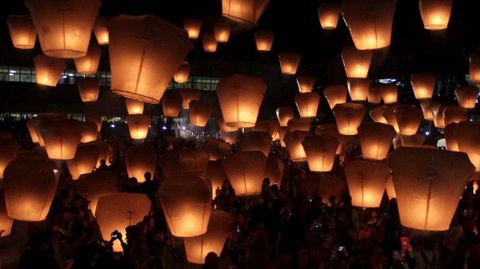 Gente lanzando linternas en un festival en China. 